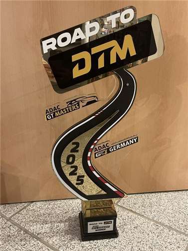 „Road to DTM“-Trophäe: diese Auszeichnung ermöglicht den Aufstieg in die nächsthöhere Klasse und öffnet Enrico möglicherweise den Weg in die DTM