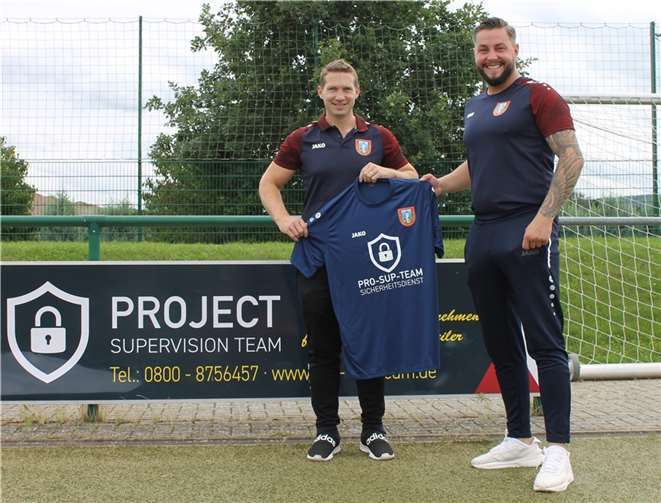 Robby Török (re.) und Trainer Michael Ueberbach mit einem der neuen Trikots für die Mannschaft.  Foto: Marc Göttlicher
