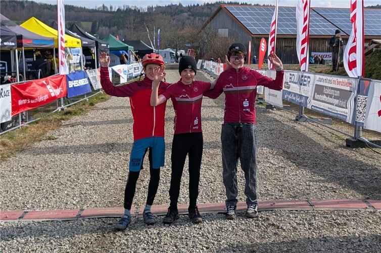 Robert Büdenbender, Emil Weins und Lukas Müller beim Saisonauftakt in Obergessertshausen. Foto: Stefan Büdenbender