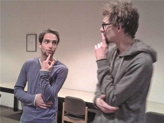 Robert (Florian Meud) und Bernhard (Alexander Mäurer) grübeln über ihren Plan. privat