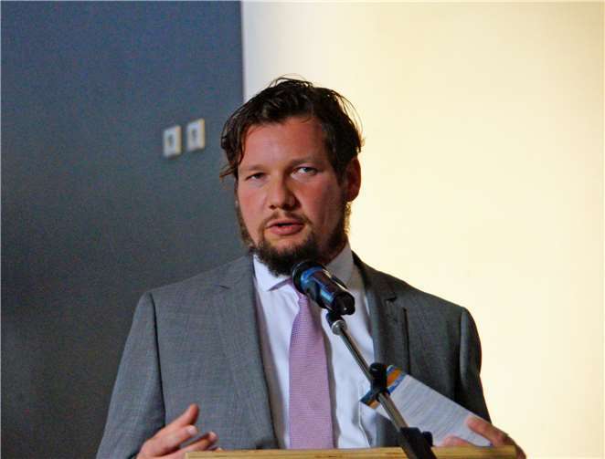 Robert Freisberg vom inisterium des Innern und für Sportlobt die Initiative der Verbandsgemeinde. Foto: MIH