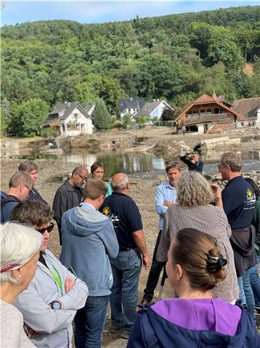 Robert Habeck im Gespräch in Insul an der Ahr. Foto: BÜNDNIS 90 / DIE GRÜNENt