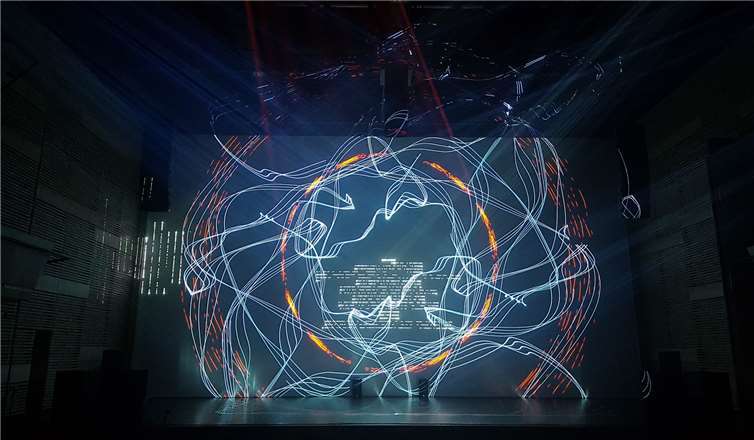Robert Henke hat eine beeindruckende Laserperformance vorbereitet. Robert Henke