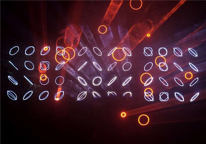 Robert Henke verzaubert am Freitagabend die ehemalige Maschinenhalle mit „Lumière III“. Foto: Robert Henke