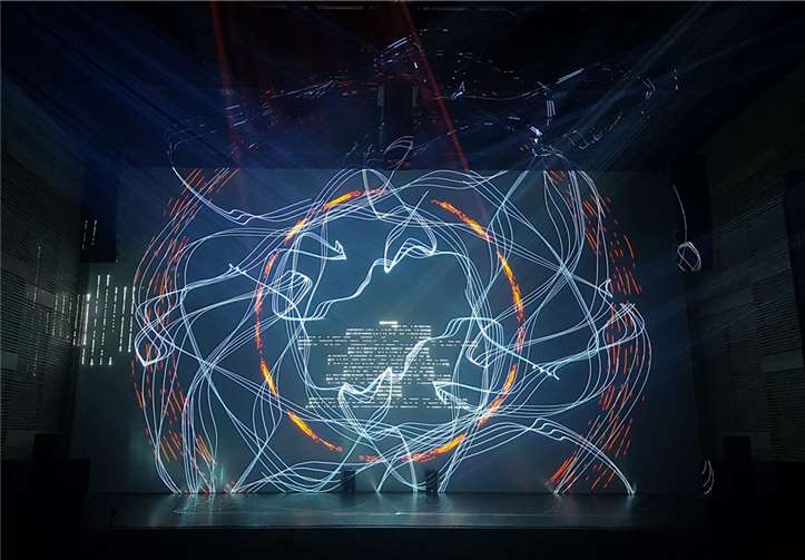 Robert Henke wird ab 21.30 Uhr eine Laserperformance mit spektakulären Bildern und Klängen in der Krupp’schen Halle bieten. Robert_Henke