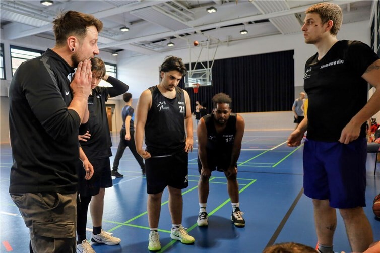 Robert Jarmanovic freut sich mit Team, mit dabei Jamell.