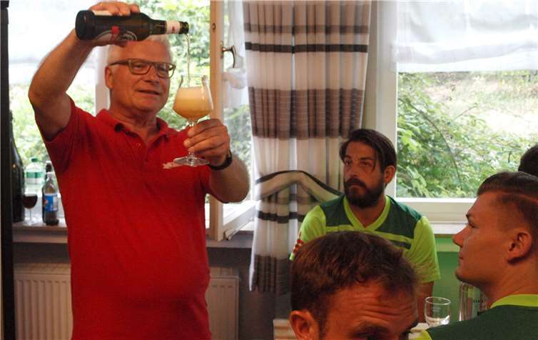 Robert Kamp führte in die hohe Kunst des Biergenusses ein. Eine prima Idee, um die Mannschaftspräsentation aufzulockern und gleichzeitig viel über die Tradition der Bierbrauerstadt Mendig zu erfahren.