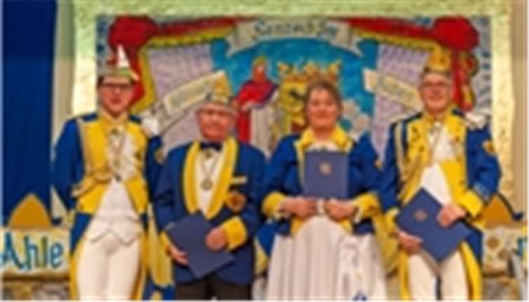 Robert Lohner (li) ernennt die neuen Träger des Verdienstordens in Gold: Bruno Klingenberg, Tanja Sauer und Dirk Sauer (v.ln.r.).