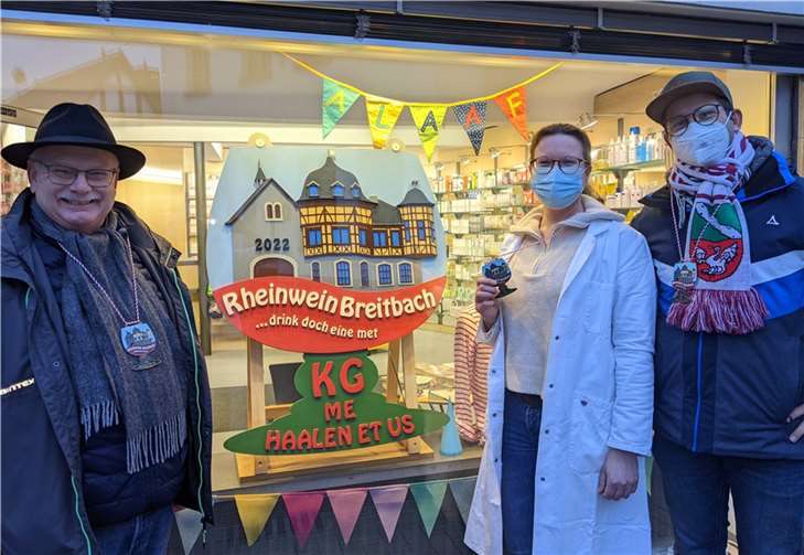 Robert Menden, Apothekerin Christina Klein und Thomas Kramer (2. Vorsitzender der KG) mit dem neuen Sessionsorden.  Foto: privat