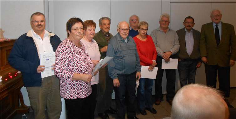 Robert Michels und Anton Regnier (v. r.) ehrten für langjährige Mitgliedschaft (v. l.) Reinhard Valerius, Karin Lanser, Martha Martens, Herbert Peters, Ewald Wölwer, Manfred Steffes-tun, Aloysia Knop und , Rainer Steffes-tun. privat