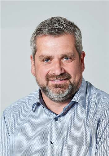 Robert Ollig, Ortsbürgermeister führt die Interessenten durch den Ort. Foto: privat