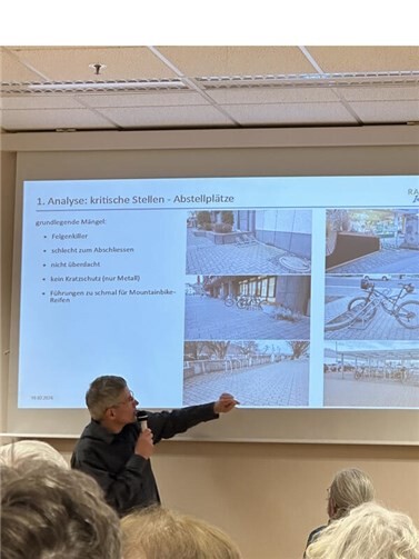 Robert Russ zeigt Problemstellen auf.Foto: Angela Augustin