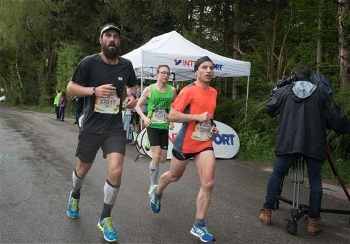 Robert Schütz im Grünen Trikot bei der 21 Kilometer-Marke.