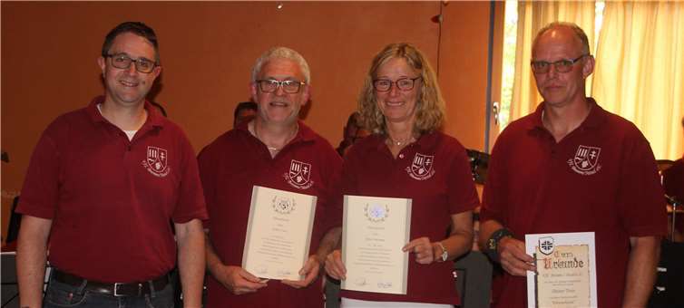 Robert Treis (2. von links), Elifia Fuhrmann und Dieter Treis wurden mit Ehrenuhrkunden ausgezeichnet. Privat