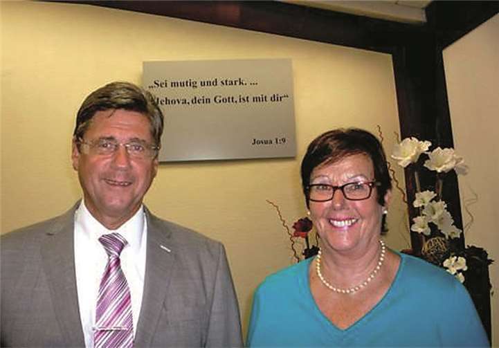 Robert und Karin Radziwill im Königreichssaal von Jehovas Zeugen in Wachtberg. JZ