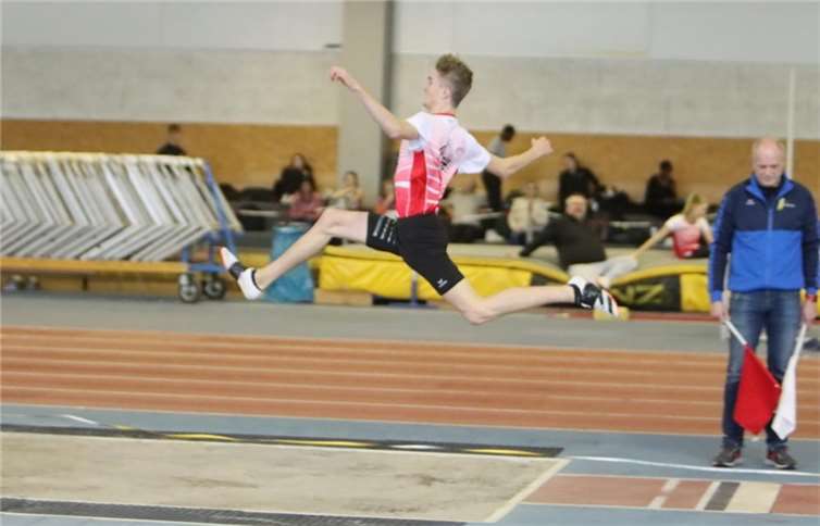 Robin Franz gelangen hohe (1,80 Meter) und weite (6,41 Meter) Sprünge auf die Plätze drei (Zweiter im LVR) beziehungsweise eins. Foto: Dieter Lösch/LG Rhein-Wied