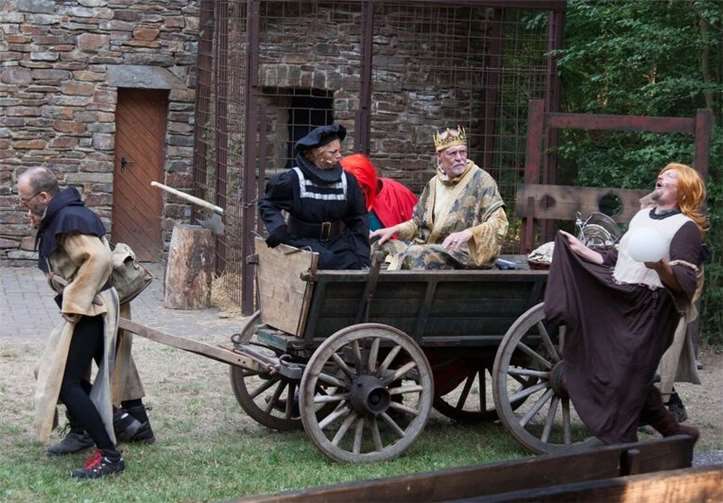 Robin Hood und seine Bande überfallen verkleidet die Kutsche des Prinz John. privat