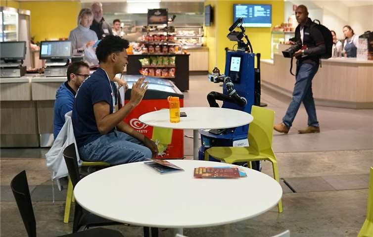 Roboter LISA beim Robocup 2019 in Sydney bedient eine Person in einem unbekannten Restaurant. Insgesamt schaffte es das Team, zwei Personen zu bedienen und drei Bestellungen auszuliefern.