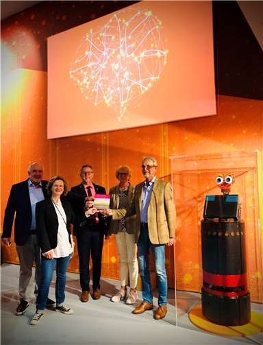 Roboter „Rhino“ freut sich mit Museumsleiterin Andrea Niehaus und dem Vorstand des Fördervereins WISSENschaf(t)t SPASS über die Spende des Rotary Clubs. V.l. Antonio Casellas (WISSENschaf(f)t SPASS), Andrea Niehaus (Deutsches Museum Bonn), Thomas Wagner (Präsident Rotary Club Bonn-Siegburg), Sabine Rentrop (WISSENschaf(f)t SPASS) und Lutz Warkalla (Rotary Club).Quelle: WISSENschaf(f)t SPASS