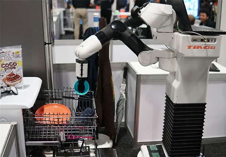 Roboter TIAGo beim Robocup 2019 in Sydney räumt eine Spülmaschine ein.