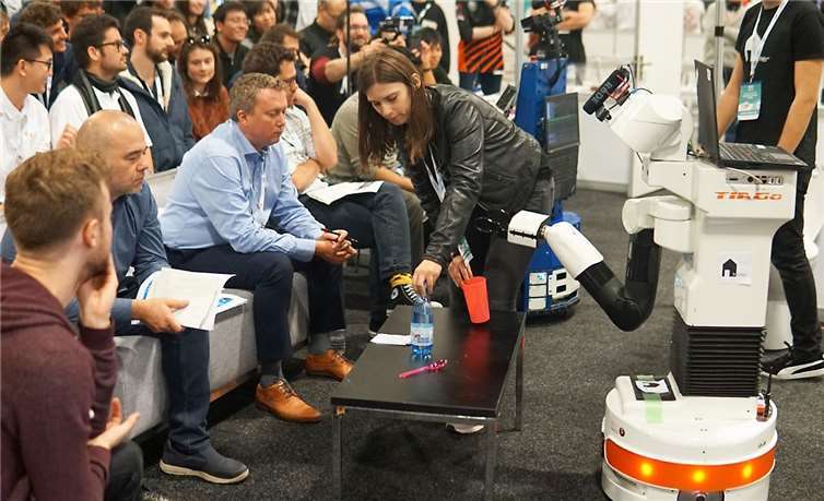 Roboter TIAGo reinigt eine Toilette im RoboCup@Home Finale.
