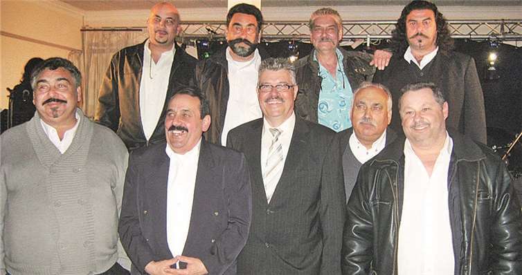 Rock Contest am 26. März 2010 in Mendig: Vorstand der Sinti Union Rheinland-Pfalz sowie ehrenamtliche Mitarbeiter mit Stadtbürgermeister Hans-Peter Ammel (3.v.l.). privat