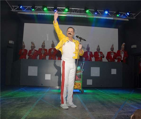 Rock-Legende Freddy Mercury hätte seine Freude gehabt. So lebensecht ist er wohl nur selten imitiert worden wie von Karnevalist Oliver Eberz.