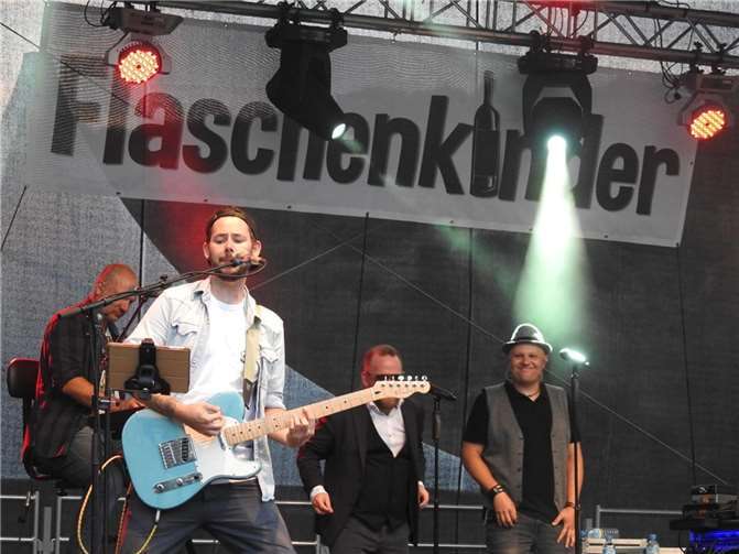 Farbenprächtiges Feuerwerk war Höhepunkt beim „Fest der 1000 Lichter“ „Rock, Pop und Cover“ hieß es bereits am Freitagabend mit der Band „Flaschenkinder“.