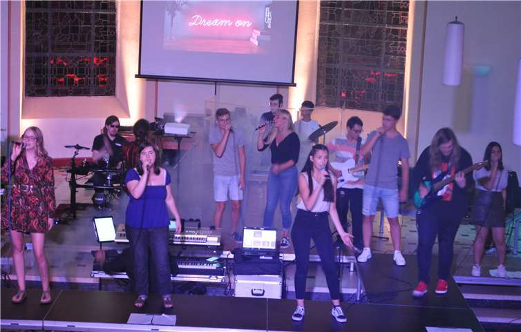 „Rock with Groove“ mit ihrer Bühnenshow „Legendary“ in der Heddesdorfer Kirche.Foto: Ulrike Köhler-Raithelhuber; Astrid Adler