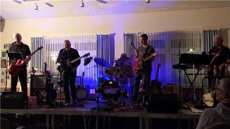 „Rocken mit Greisen“, so bezeichnete in seiner Einführung der Bassist der Gruppe, Ludwig Mickisch, zugleich Vorstandsmitglied der Tafel Rheinbach-Meckenheim, das Benefizkonzert der Oldies-Band „Vintage“, das nun schon zum sechsten Mal stattfand. Foto: privat