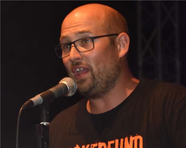 Rockfreunde Vorsitzender Christoph Krämer las die Gewinnnummern der Verlosungsaktion vor.