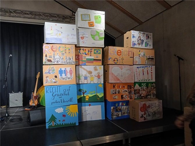 Kinderrechte im Rampenlicht: Ein Fest der Vielfalt Rockige Klänge und bunte Kartons: Ein Tag der Kinderrechte in Höhr-Grenzhausen.