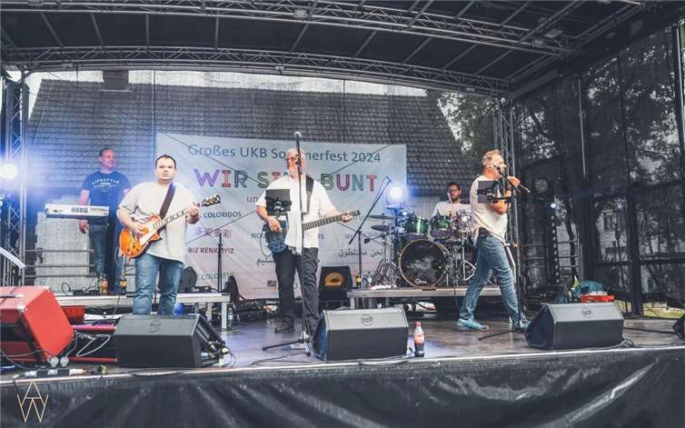 Rockiger Auftakt auf dem Marktplatz: „Extremely Normal“ begeistert mit tanzbarem Sound und gefühlvollen Songs im Stil der 80er. Quelle: Lebendiger Marktplatz