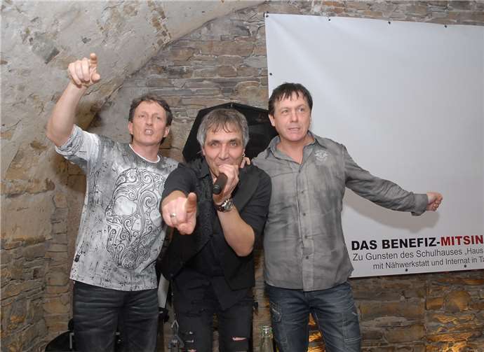 Rocksänger Uwe Chlebowski und einstige Bandkameraden unterstützten die Besucher der Veranstaltung beim singen der Lieder.