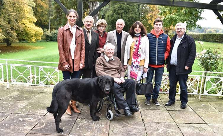 Roderich Graf von Spee (Mitte) und Gattin Gräfin von Spee freuten sich über die Geburtstagswünsche der Freien Demokraten aus dem Kreis Ahrweiler (v.li.): Christina Steinheuer, Rudi Josten, Ulrich van Bebber, Brigitte Schmickler, Julian Schmickler und Ralf Kössendrup. privat