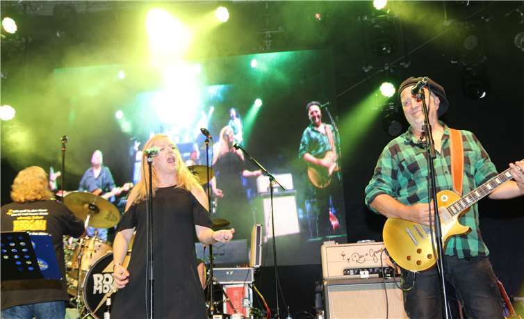 Rodgau Monotones mit Sängerin Kerstin Pfau und Gitarrist Albrecht ‚Ali‘ Neander.