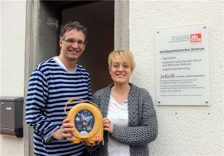 Rodger Ody, Fachbereichsleiter des SPZ und Andrea Schmidt, stellvertretende Fachbereichsleiterin präsentierten den „Defi“ vor der Einrichtung in der Adolf-Kolping-Straße 5.privat