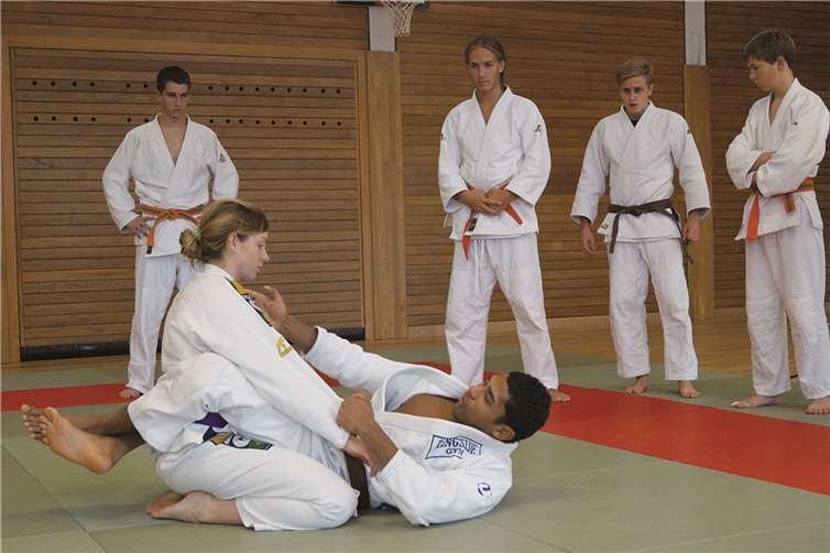 Rodrigo Fernandes führt mit seiner Partnerin Kathi Kutscheid eine Technik vor Dietmar Ebi