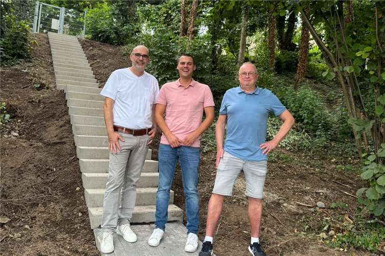Rodung, Bau und Einweihung: die Treppenanlage an der Grundschule wurde fertiggestellt. Foto: Ortsgemeinde Kettig