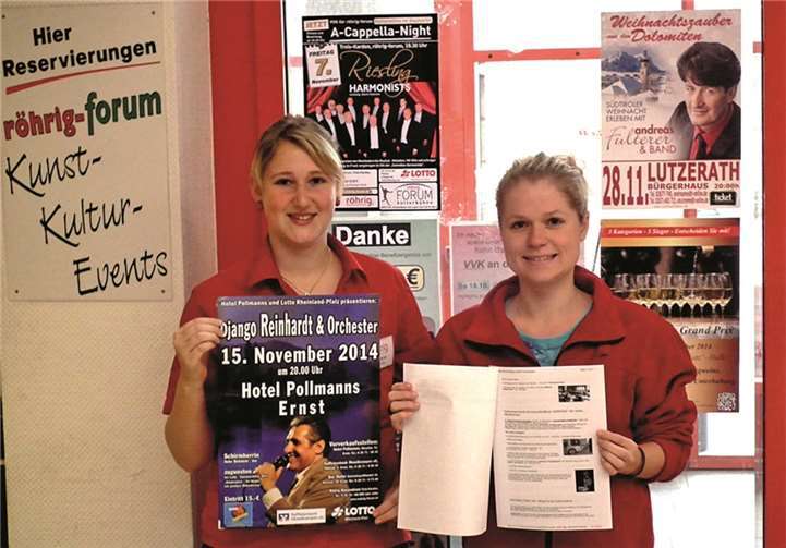 Röhrig-Mitarbeiter präsentieren den aktuellen Kultur-Newsletter sowie die Plakate von einigen November-Events im Kreis Cochem-Zell. Privat