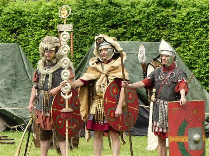 Römische Legionäre boten hier in authentisch nachempfundener Ausrüstung ein viel beachtetes Historienspektakel.