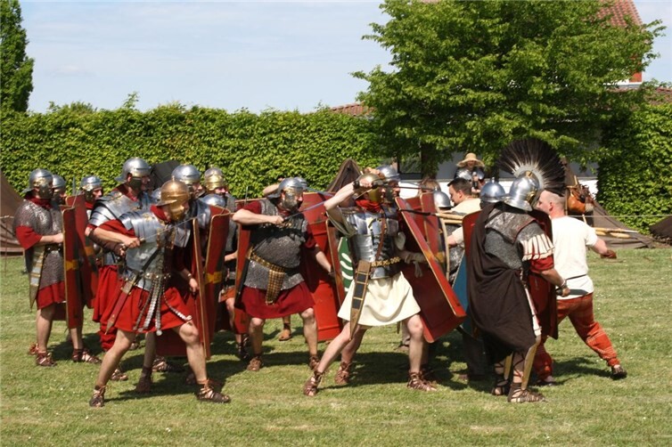 Römische Legionäre und wehrhafte Kelten stürzen sich ins schreiend ins Getümmel für einen spektakulären Schaukampf.