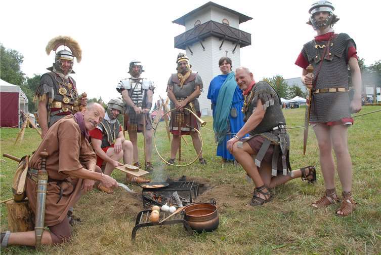 Römische Mittagspause: Diese Kohorte stärkte sich in Sichtweite des Limesturms mit deftigen Gerichten aus der Pfanne über dem Holzfeuer. Fotos: KER
