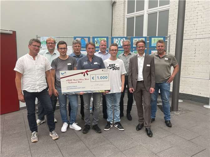 Roger Best von der unteren Wasserbehörde und Marco Dörner, Erster Beigeordnete der Verbandsgemeinde Hachenburg freuen sich mit den Mitgliedern der ARGE Obere Wied über die verdiente Auszeichnung. Foto: privat