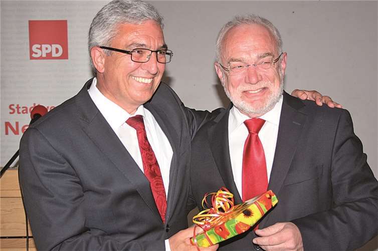 Roger Lewentz freut sich über das starke Votum für den Amtsinhaber Nikolaus Roth.