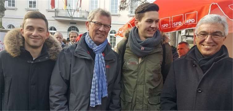 Roger Lewentz mit den Linzer Sozialdemokraten auf dem Marktplatz in Remagen. privat
