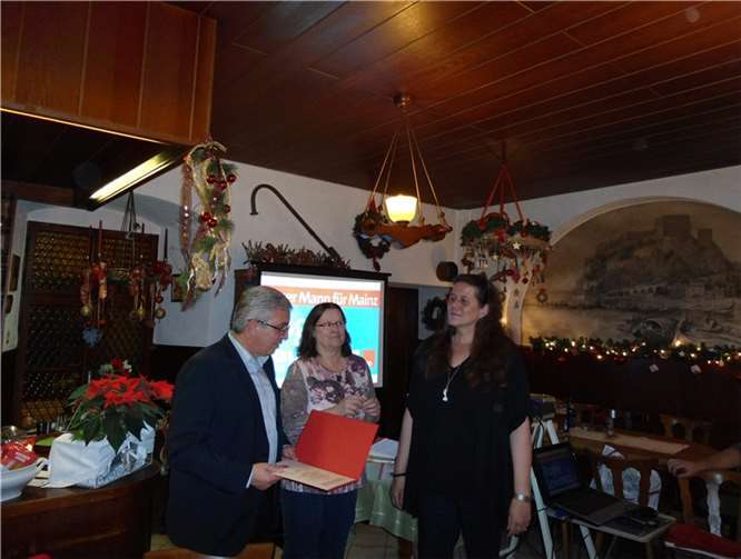 Roger Lewentz und Marion Mühlbauer übergaben Sabine Kurz für ihre 25-jährige Mitgliedschaft eine Ehrenurkunde. privat