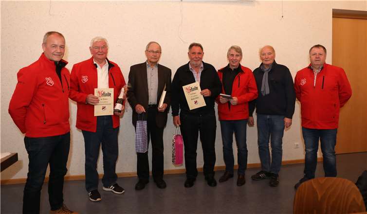 Roger Perne (links) und Uwe Quirmbach (rechts) vom Geschäftsführenden Vorstand der Eisbachtaler Sportfreunde ehrten (v.l.) Hans-Werner Reifenscheidt, Otto Stahlhofen, Hans Fein, Norbert Hisgen und Otto Ferdinand für ihre langjährige Mitgliedschaft und Verdienste um den Verein. Foto: SF Eisbachtal