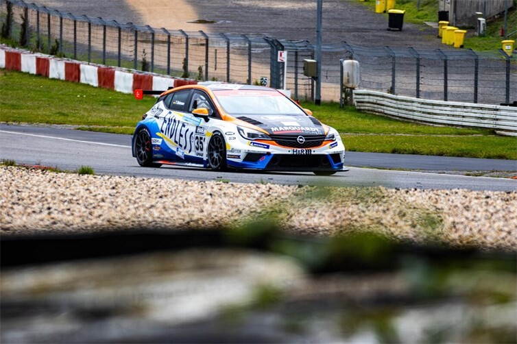 Saisonfinale des ADAC Racing Weekend am Nürburgring mit packenden Duellen und Ölspurchaos 