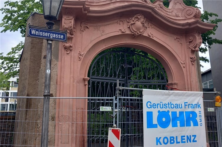 Rokokoportal des Dominikanerklosters in der Weissergasse.